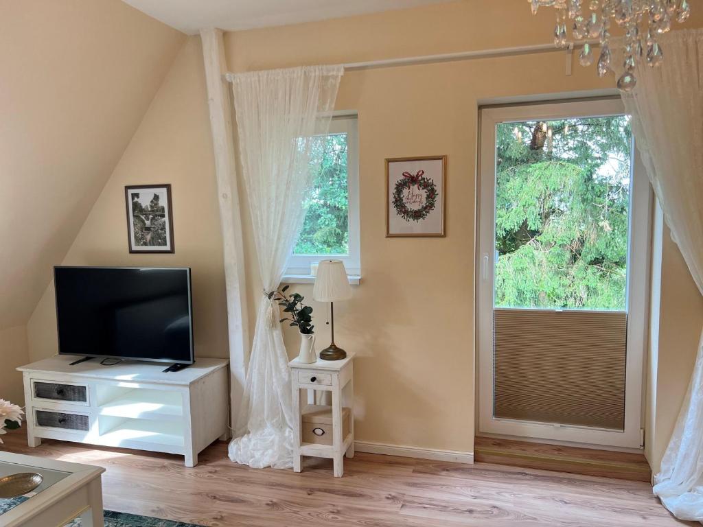 Wohnbereich mit Fernseher und Terrassentür