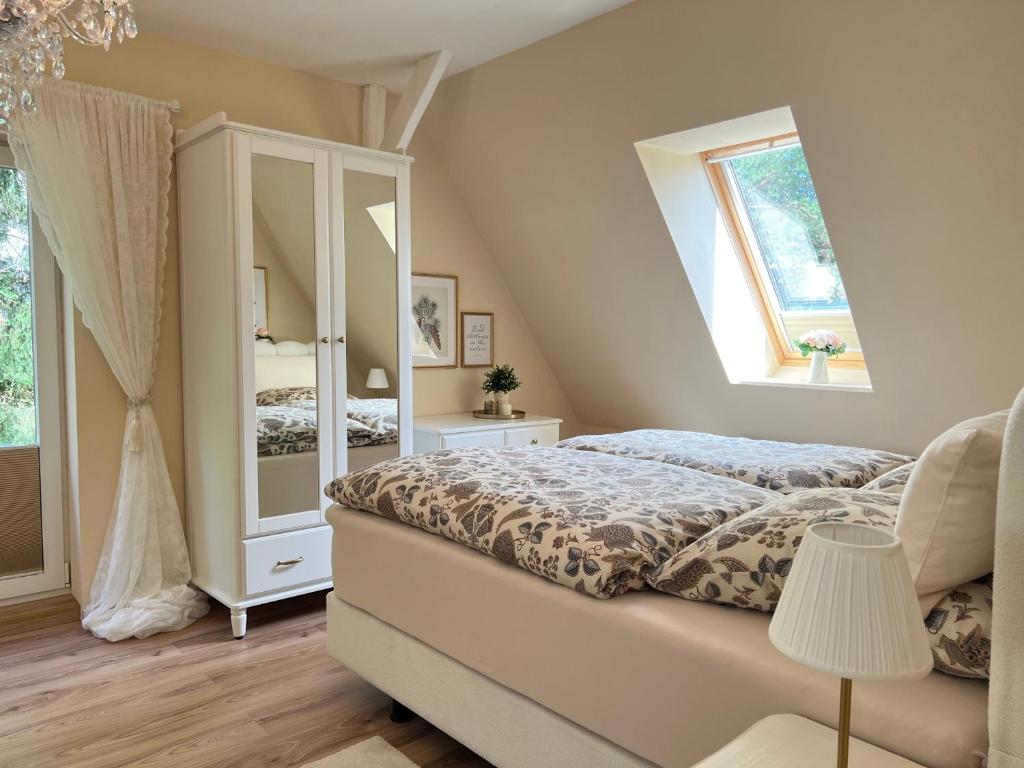 Bett im Wohn- und Schlafbereich